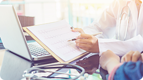 情報を調査しているイメージ画像